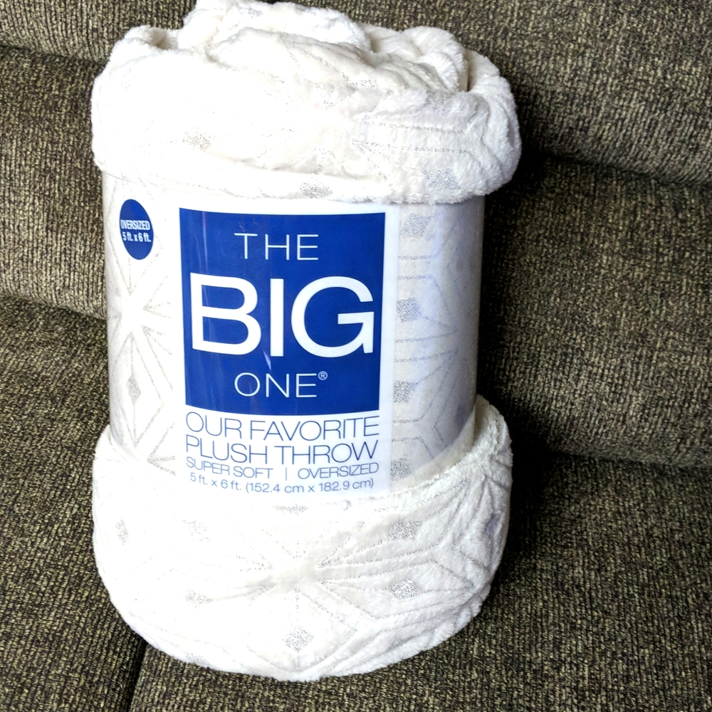 The Big One Plush Throw in Snowflake